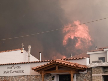 Πάρνηθα: Στις φλόγες 10 σπίτια – Προς τον εθνικό δρυμό η φωτιά