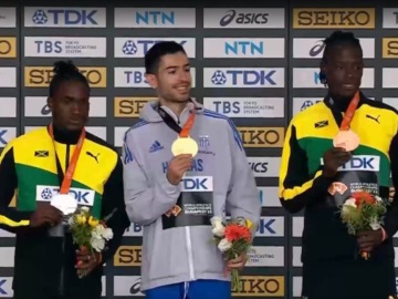 Αποθεώθηκε στην απονομή ο νέος Παγκόσμιος Πρωταθλητής Μίλτος Τεντόγλου για το άλμα-ποίημα στα 8.52μ.