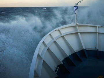 Βίντεο που κόβει την ανάσα: O θρυλικός Σκοπελίτης &quot;παλεύει&quot; με τα κύματα του Αιγαίου