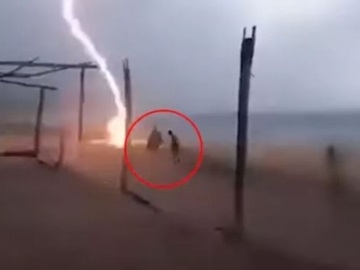 Σοκαριστικό βίντεο: Η στιγμή που κεραυνός σκοτώνει δύο ανθρώπους σε παραλία στο Μεξικό