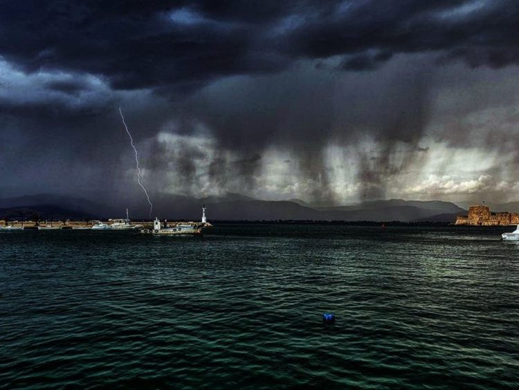 Νέο έκτακτο δελτίο επιδείνωσης του καιρού: Έρχονται βροχές και καταιγίδες – Αγωνία για τη Θεσσαλία