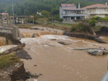 Μεγάλα προβλήματα σε Εύβοια και Βόλο από τις πλημμύρες - Χωρίς οδική πρόσβαση το Νότιο Πήλιο