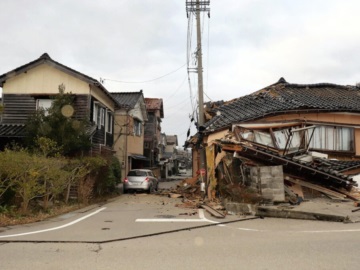 Μετρά τις πληγές της η Ιαπωνία: Καταστροφές σε σπίτια και δρόμους – Υποβάθμιση της προειδοποίησης για τσουνάμι