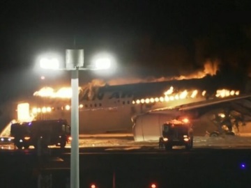 Τόκιο: Στις φλόγες δύο αεροσκάφη που συγκρούστηκαν στο αεροδρόμιο – Σώος ο πιλότος του μικρού αεροπλάνου, νεκροί οι πέντε επιβαίνοντες