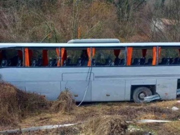 Τουριστικό λεωφορείο με Έλληνες συγκρούστηκε με νταλίκα στη Βουλγαρία - 10 οι τραυματίες - Εκτός κινδύνου οι 8 Έλληνες (φωτογραφίες)