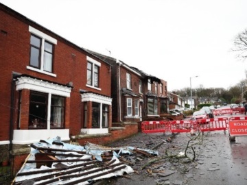 Η καταιγίδα Χενκ παρέλυσε τη Βρετανία - Κλειστοί δρόμοι, ακυρώσεις στα τρένα, σπίτια χωρίς ρεύμα