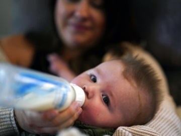 Τρεις φορές υψηλότερη η τιμή του βρεφικού γάλακτος στην Ελλάδα – Έρευνα για τυχόν αισχροκέρδεια προανήγγειλε ο Σκρέκας