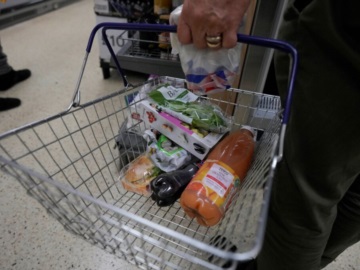 Στο 3,5% ο πληθωρισμός τον Δεκέμβριο – Με 8,9% «τρέχει» στα τρόφιμα, κατά 58,5% αυξήθηκε η τιμή του ελαιολάδου