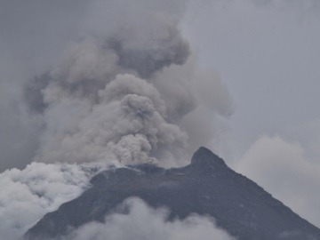 Ινδονησία: Απομακρύνθηκαν 6.500 άνθρωποι από το νησί Φλόρες μετά από έκρηξη ηφαιστείου