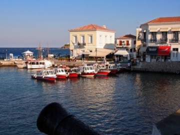 Πυρετώδεις προετοιμασίες στις Σπέτσες για την ΚΟ του ΣΥΡΙΖΑ - Ανοίγουν ξενοδοχεία, ετοιμάζουν εστιατόρια 