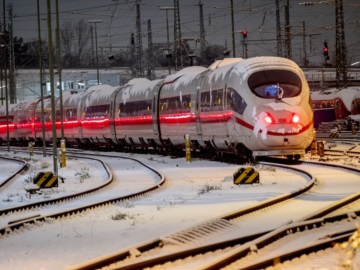 Σφοδρή χιονόπτωση σαρώνει τη νότια και κεντρική Γερμανία- Παραλύουν αεροπορικές και σιδηροδρομικές συγκοινωνίες