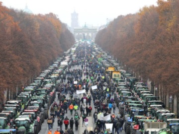 &quot;Βράζουν&quot; οι ευρωπαίοι αγρότες: Ξεσηκωμός «από το Βερολίνο στο Παρίσι και από τη Βαρσοβία στο Αμστερνταμ»