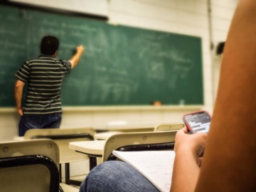 Μπούλινγκ και κατά των καθηγητών: Οι προκλήσεις που αντιμετωπίζουν οι εκπαιδευτικοί στην τάξη 