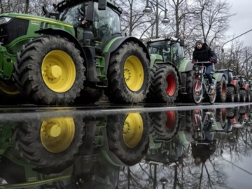 Γιατί οι αγρότες βάζουν «φωτιά» στην Ευρώπη