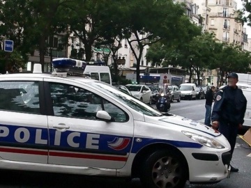 Άνδρας που «απείλησε» αστυνομικούς με «χασαπομάχαιρο» στο Παρίσι σκοτώθηκε