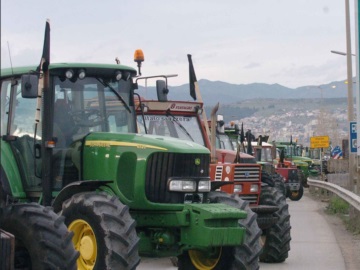 Αγροτικές κινητοποιήσεις: Αύριο η κάθοδος των τρακτέρ στην Αθήνα – Συνεχίζονται οι ολιγόωροι αποκλεισμοί δρόμων