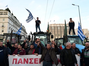 Αγροτικό συλλαλητήριο: Ολοένα και περισσότερα τρακτέρ στο Σύνταγμα – Σε ισχύ κυκλοφοριακές ρυθμίσεις (εικόνες)