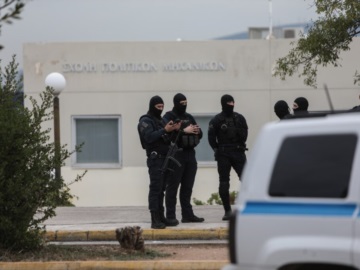 Αστυνομική επιχείρηση στην Πανεπιστημιούπολη Ζωγράφου: Τέσσερις προσαγωγές, βρέθηκαν κράνη, κρότου λάμψης και κοντάρια