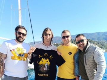 Ματίας Αλμέιδα: Διάλειμμα στον Πόρο - Φωτογραφήθηκε με φίλους της ΑΕΚ και του χάρισαν μπλουζάκι 