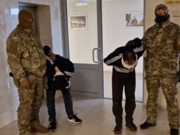 Αστυνομικοί οδηγούν στην έδρα της Ερευνητικής Επιτροπής στη Μόσχα τους φερόμενους ως δράστες