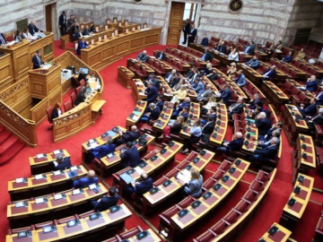 Βουλή: Ο Ανδρουλάκης κατέθεσε την πρόταση δυσπιστίας των ΠΑΣΟΚ, ΣΥΡΙΖΑ, Νέας Αριστεράς και Πλεύσης Ελευθερίας - Στις 19.00 ξεκινά η συζήτηση 