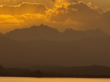 Πορτοκαλί βάφτηκε η λίμνη της Γενεύης - Σκόνη από την έρημο Σαχάρα καλύπτει την Ελβετία