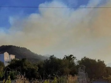 Ανεξέλεγκτη φωτιά στην Κρήτη - Καίγονται τα πρώτα σπίτια στο Λασίθι – Ένας τραυματίας