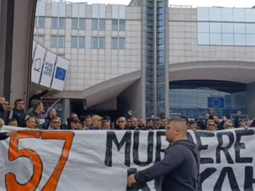 Τέμπη: Διαμαρτυρία εκατοντάδων οπαδών του ΠΑΟΚ στο Ευρωκοινοβούλιο 