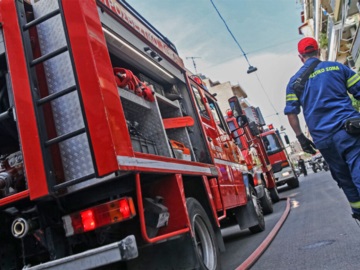 Ένας νεκρός σε φωτιά σε ξενοδοχείο στη Λιοσίων - Συναγερμός στην Πυροσβεστική