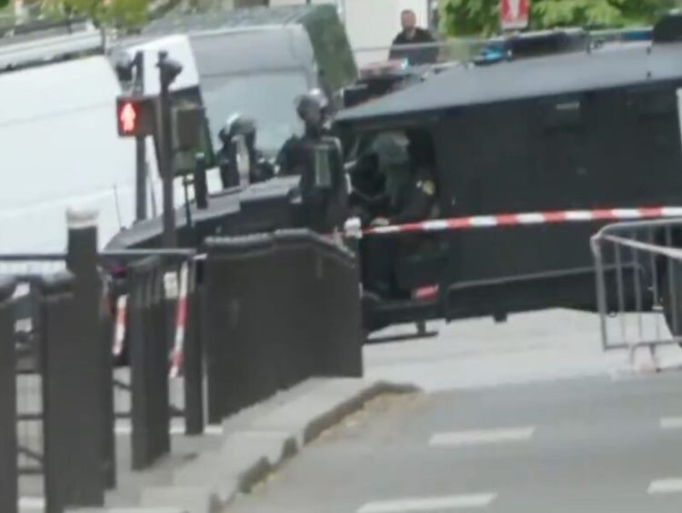 Συνελήφθη ο άνδρας που απειλούσε να ανατιναχθεί έξω από το προξενείο του Ιράν στο Παρίσι – Δεν έφερε εκρηκτικά