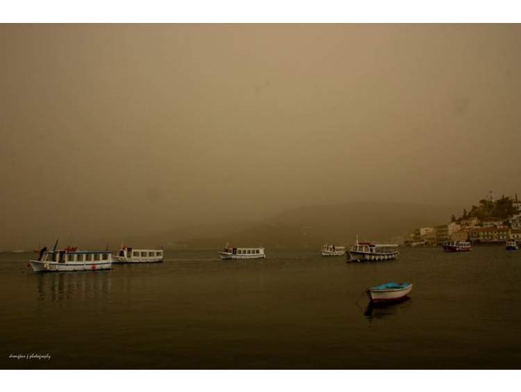 «Τοπίο στην ομίχλη» της αφρικανικής σκόνης και τα νησιά του Αργοσαρωνικού (Φωτογραφίες)