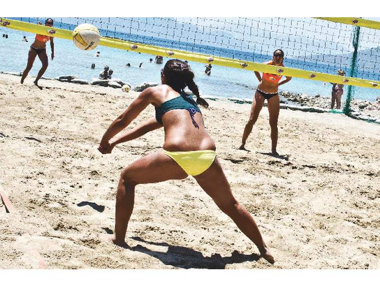 Αθλητικό θέαμα στη χρυσή παραλία του Σαρωνικού 
