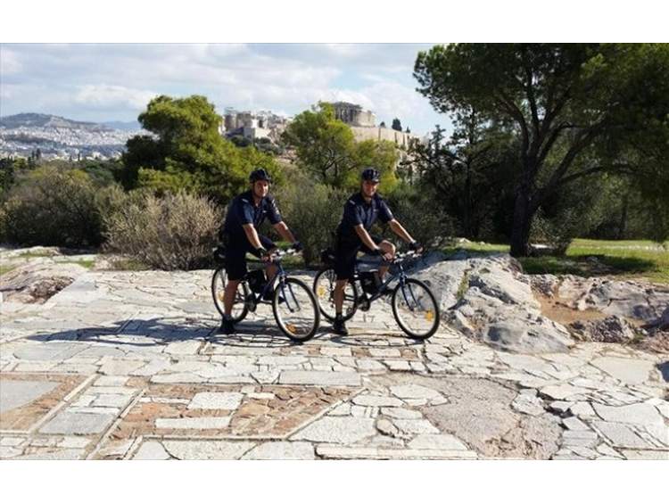 Περιπολίες αστυνομικών της Τουριστικής Αστυνομίας με ηλεκτροκίνητα ποδήλατα