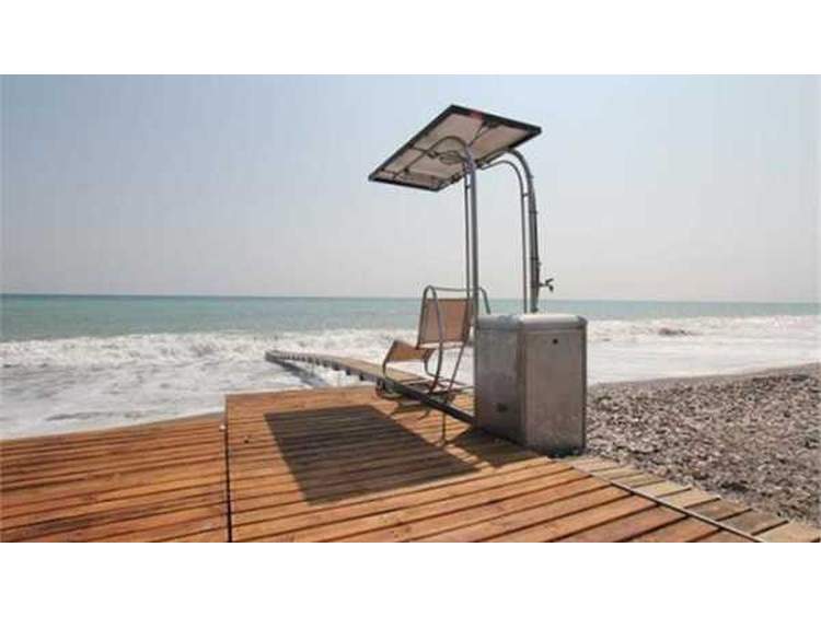 Δείτε σε ποιες παραλίες του Σαρωνικού θα τοποθετηθούν ηλεκτροκίνητες ράμπες ΑμΕΑ