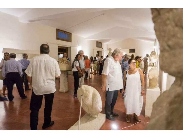 Πλήθος κόσμου στα εγκαίνια της έκθεσης του Γ. Μόραλη στην Αίγινα (φωτογραφίες)