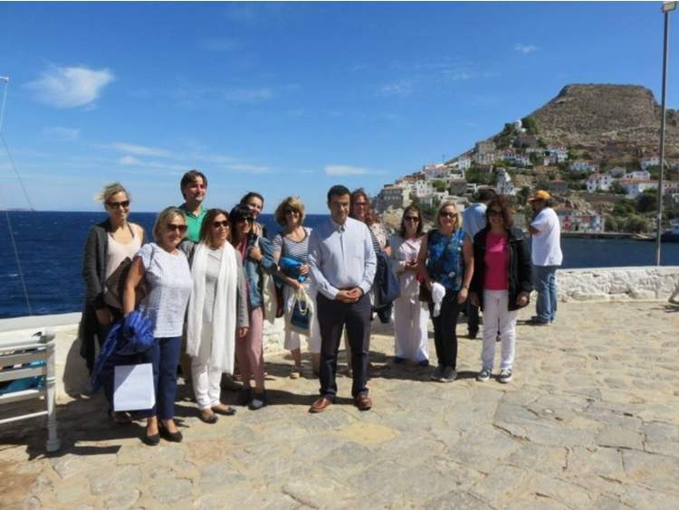 Η Περιφέρεια Αττικής ξενάγησε ξένους δημοσιογράφους και τουριστικούς πράκτορες στα νησιά του Σαρωνικού