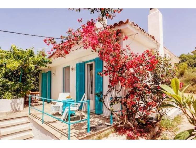 Airbnb: 1.829 καταλύματα στα νησιά της Αττικής