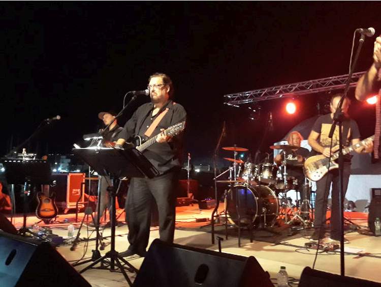 Η  μεγαλειώδης συναυλία  του Λαυρέντη Μαχαιρίτσα στο λιμάνι της Αίγινας (βίντεο)
